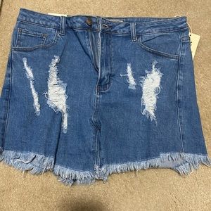 Jean short with little rips